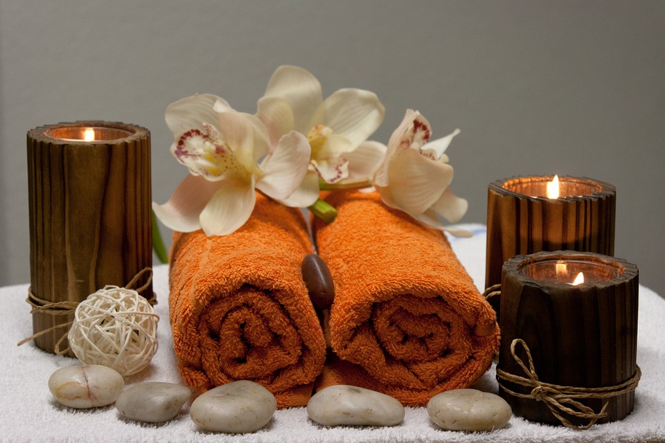 massage en couple : serviettes et bougies
