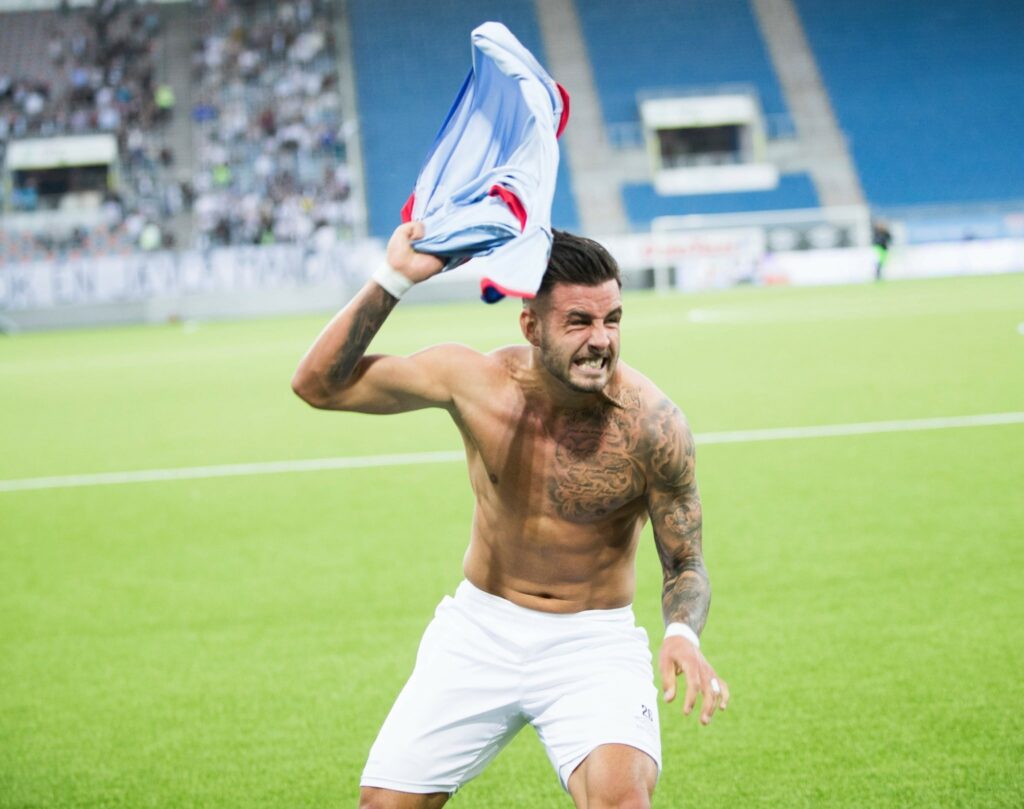 Aron Dønnum célèbre un but avec le TFC