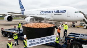 Ingénieurs Airbus présentant le biocarburant au cassoulet toulousain - Poisson d avril