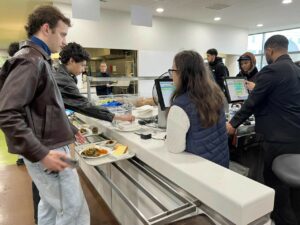 Plateau repas étudiant dans un restaurant universitaire, illustration pour un article sur les repas Crous à Toulouse