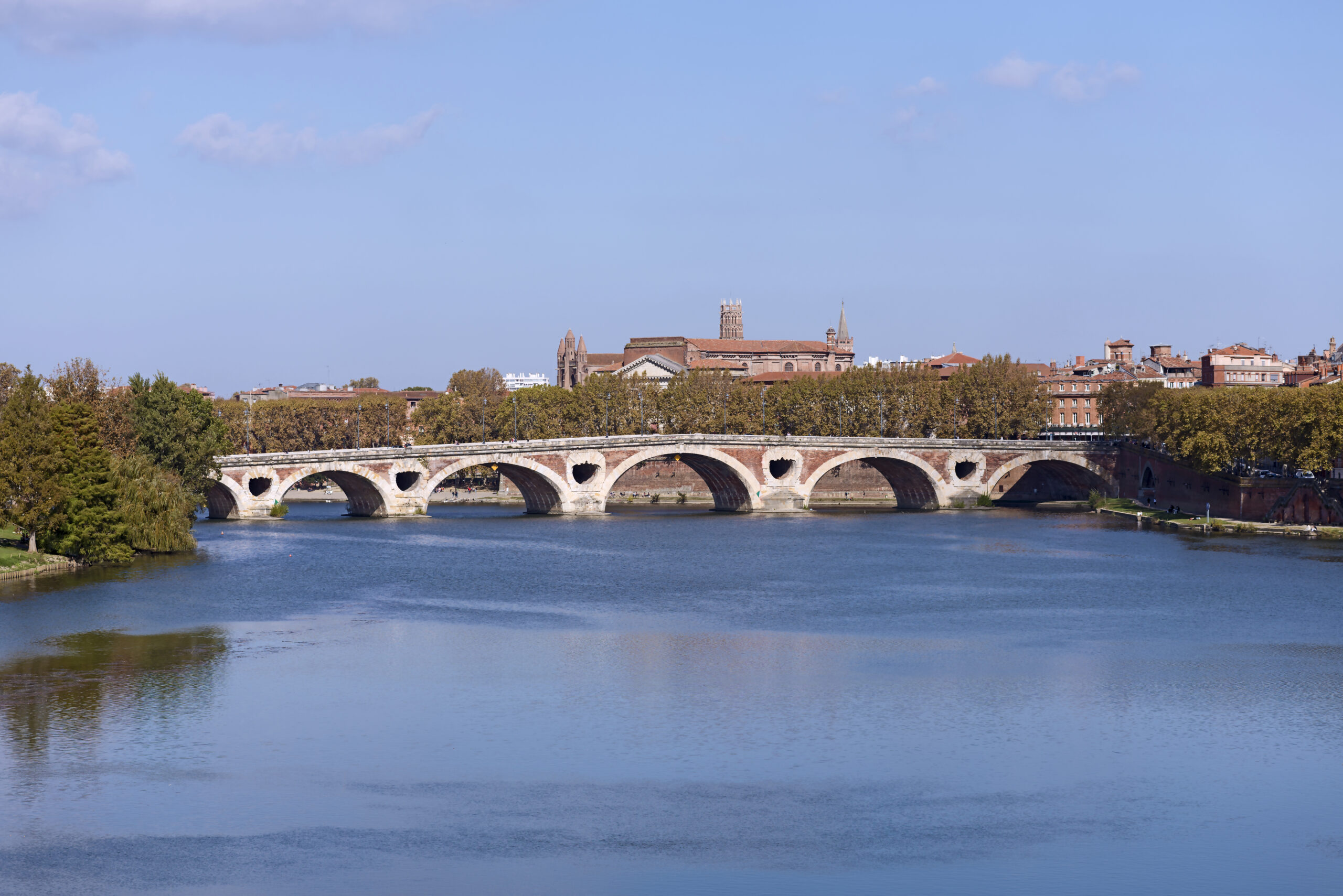 Vue sur la Garonne et le Pont-Neuf à Toulouse, décor emblématique de l’été au port Viguerie