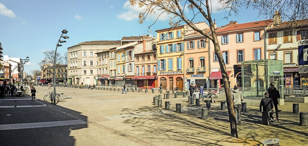 Place Arnaud-Bernard à Toulouse, berceau historique des repas de rue