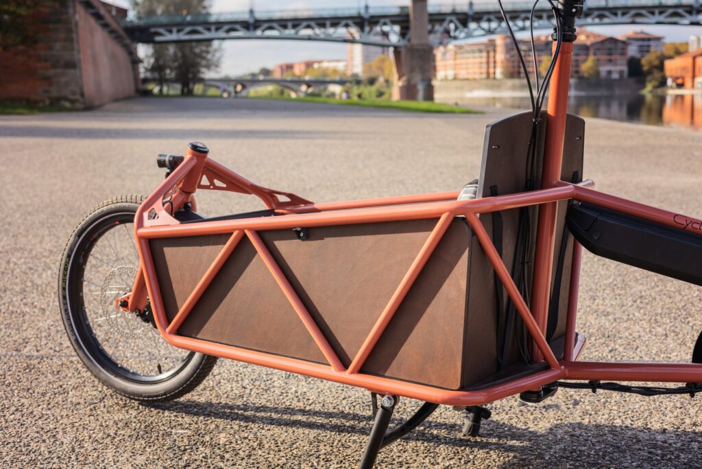 Vélo-cargo Cycles du Midi sur les quais de Toulouse