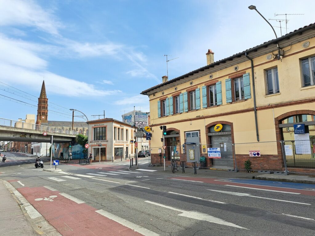 Le bureau de poste et les commerces du quartier des Demoiselles à Toulouse