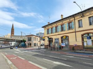 Le bureau de poste et les commerces du quartier des Demoiselles à Toulouse