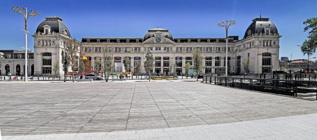 Façade et parvis Canal de la gare Toulouse-Matabiau