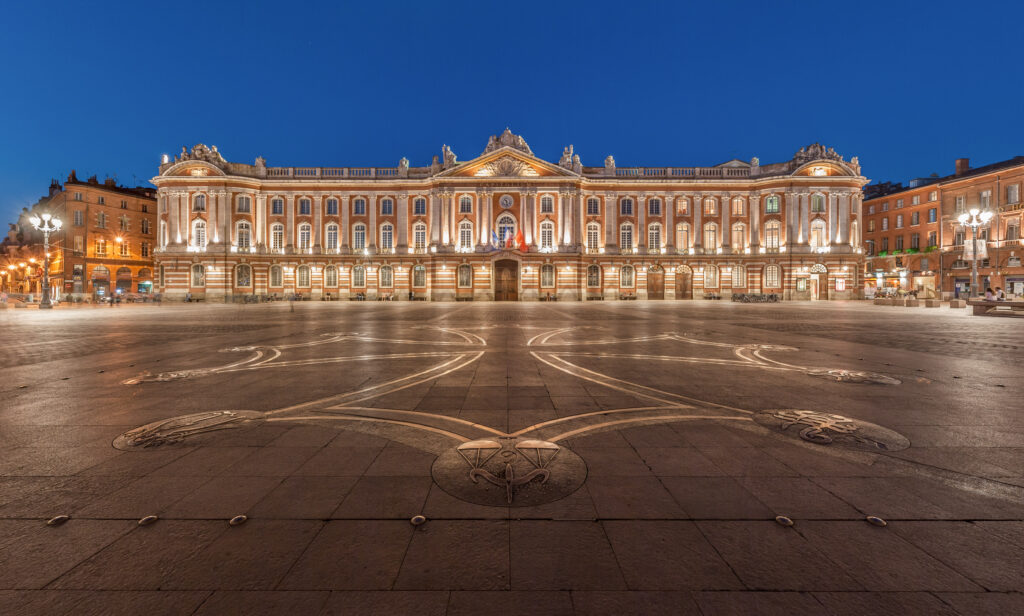Place du Capitole à Toulouse à la tombée de la nuit