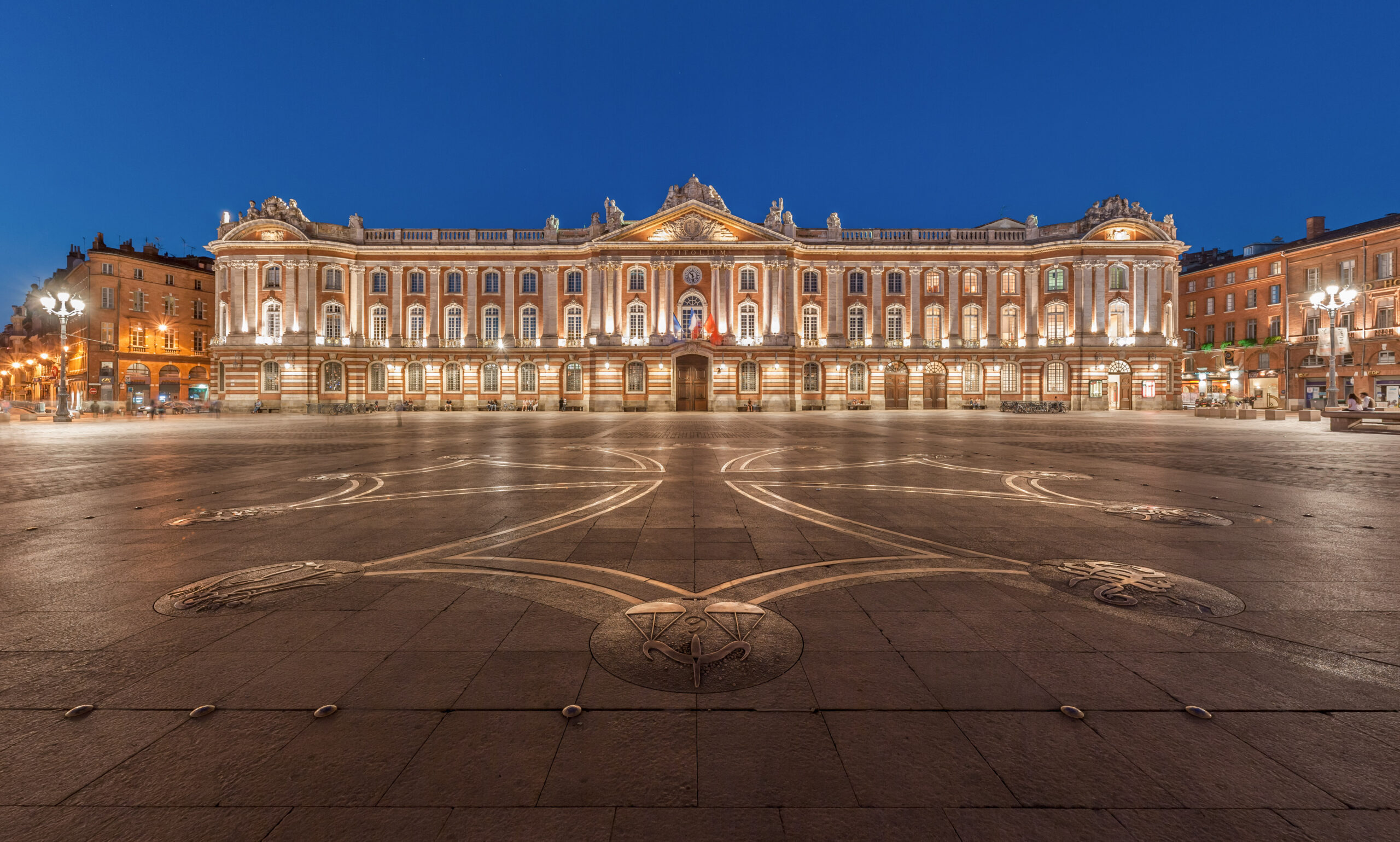 Place du Capitole à Toulouse à la tombée de la nuit