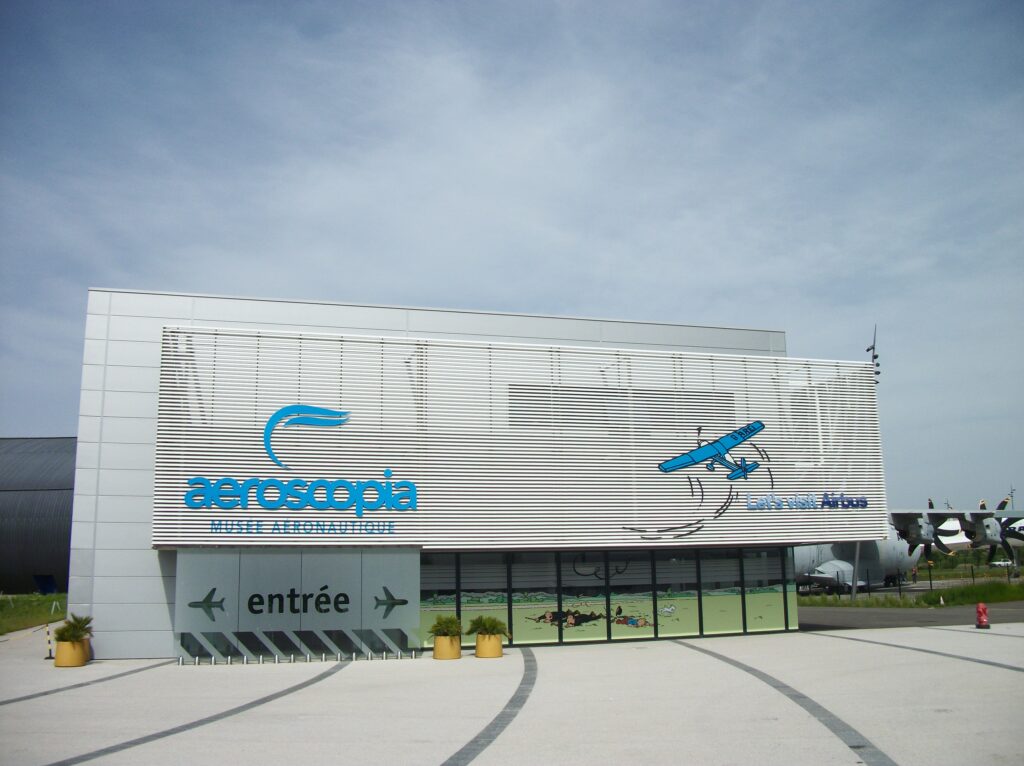 Musée aeroscopia à Blagnac avec son architecture noire et ses avions exposés