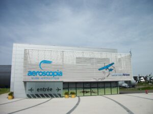Musée aeroscopia à Blagnac avec son architecture noire et ses avions exposés