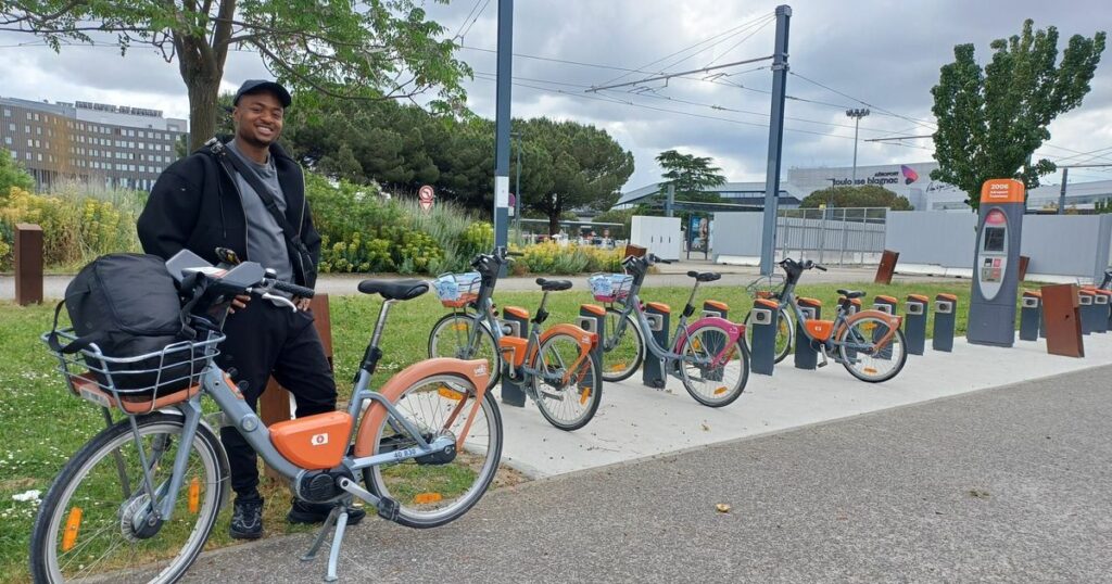 Voyageurs à vélo entre l’aéroport Toulouse-Blagnac et le centre-ville