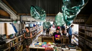 Les Halles de la Cartoucherie à Toulouse, ancienne halle industrielle reconvertie en lieu de vie culturel et gourmand