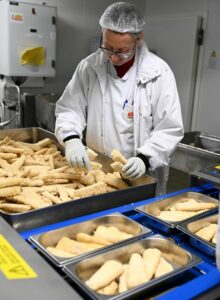 Cuisine centrale de Toulouse et contenants en inox pour les cantines scolaires