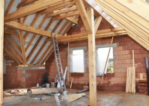 Charpente traditionnelle en bois d'une maison en cours de construction