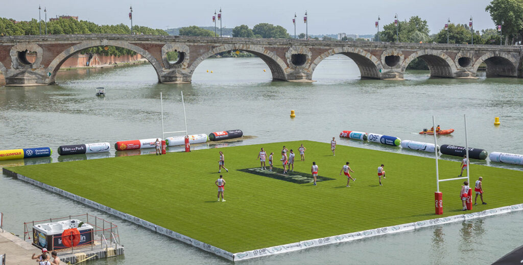 Barge du WateRugby sur la Garonne à Toulouse au Port de la Daurade