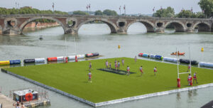 Barge du WateRugby sur la Garonne à Toulouse au Port de la Daurade