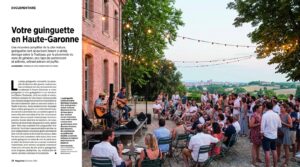 Illustration éditoriale d’une soirée guinguette d’été en Haute-Garonne avec public, scène et ambiance toulousaine
