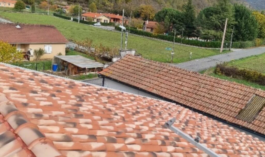 Toiture en tuiles canal dans une vallée ariégeoise