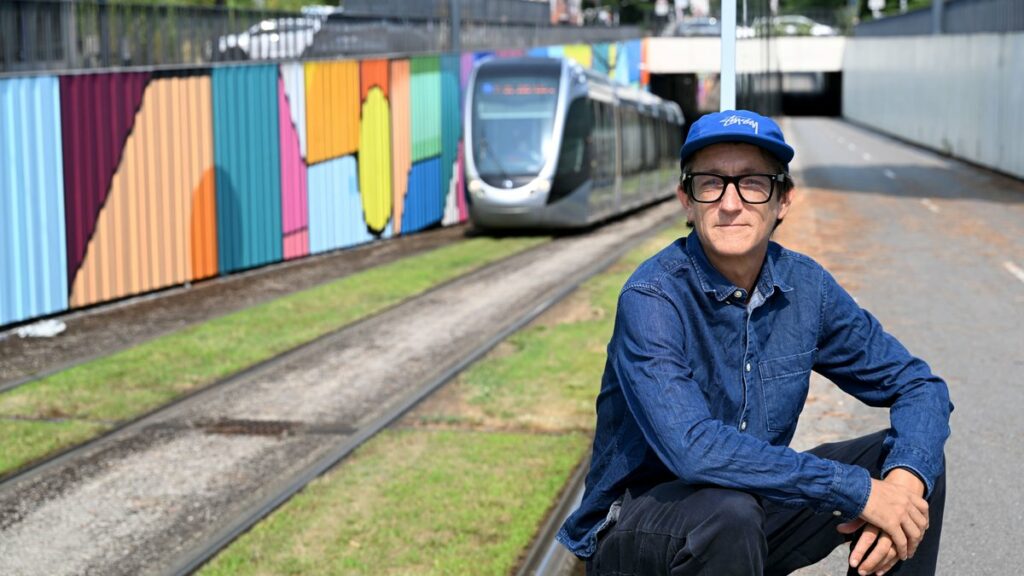 Fresque colorée de Niko Toncé dans le souterrain du tramway à Toulouse