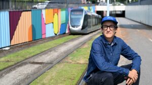 Fresque colorée de Niko Toncé dans le souterrain du tramway à Toulouse