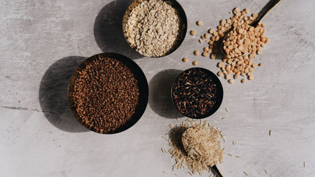 Bols de lentilles, céréales et légumineuses pour cuisiner végétal à Toulouse