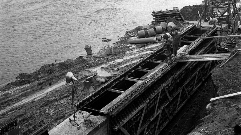 Travaux de la digue de la Garonne près du pont des Catalans à Toulouse en 1968