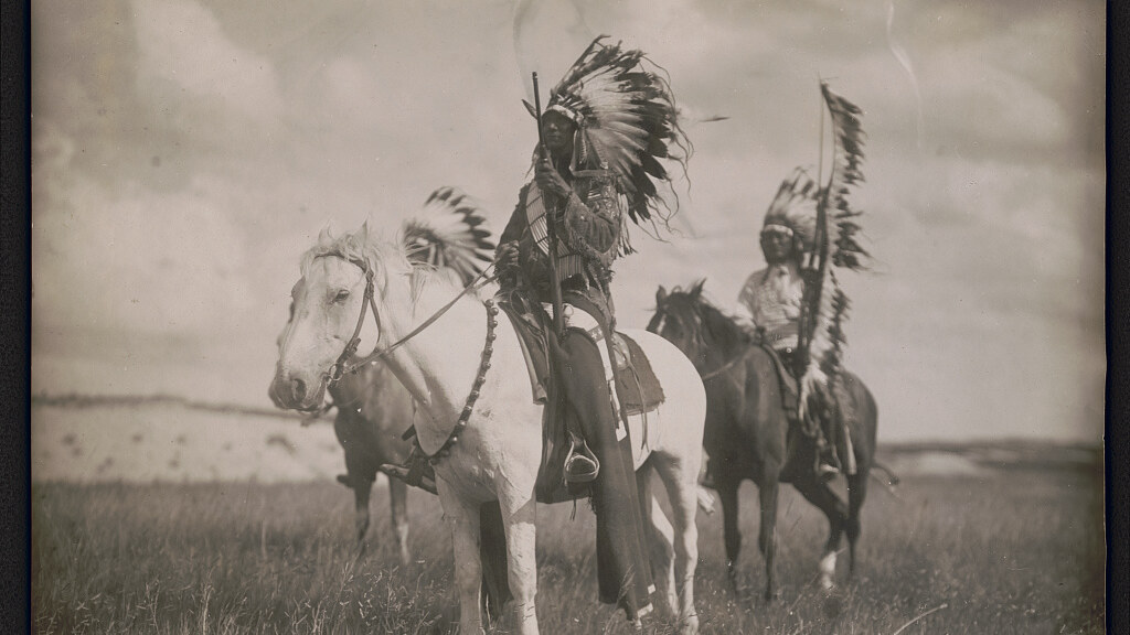 Photographie historique de chefs sioux à cheval par Edward S. Curtis, exposé au festival MAP Toulouse 2026