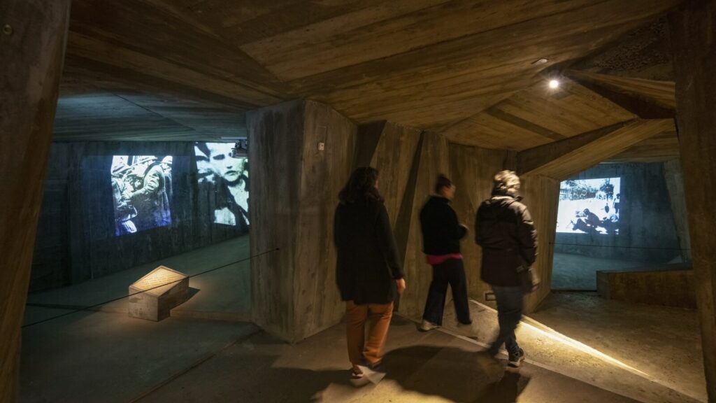 Visiteurs dans le Monument à la Gloire de la Résistance à Toulouse