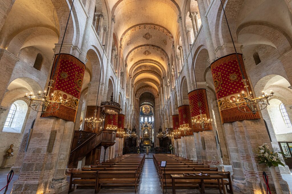 Nef de la basilique Saint-Sernin à Toulouse avec ses tentures historiques