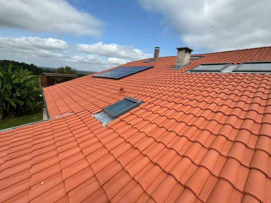 Toiture en tuiles d'une maison landaise avec fenêtres de toit