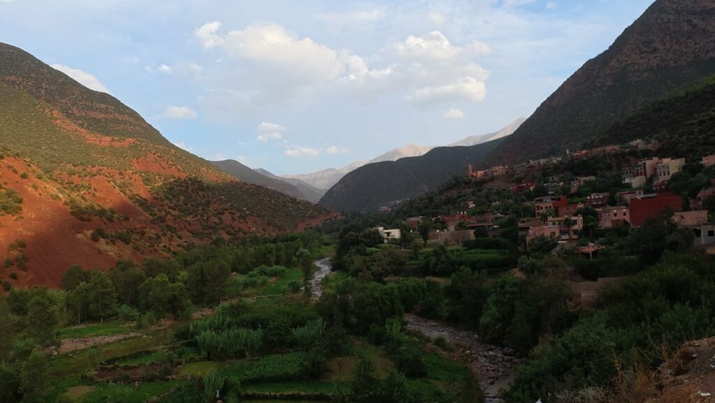 Vallée de l'Ourika, l'oued et les villages berbères au pied de l'Atlas