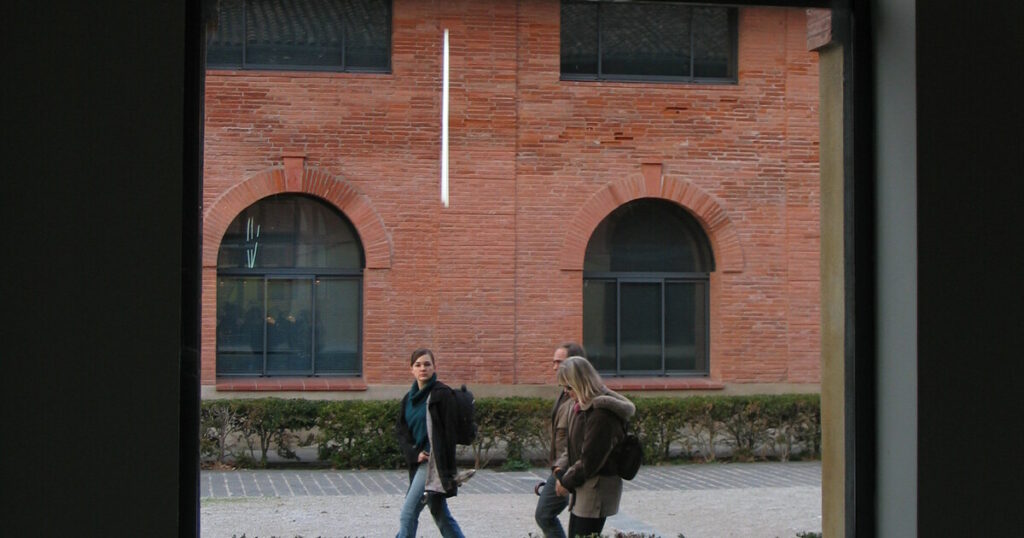 Cour intérieure en briques du musée Les Abattoirs à Toulouse