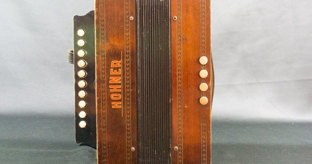 Accordéon diatonique en bois illustrant les 24 Heures de l’accordéon à Toulouse