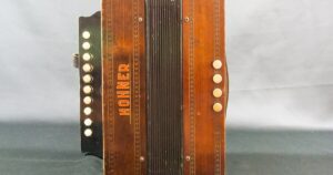Accordéon diatonique en bois illustrant les 24 Heures de l’accordéon à Toulouse