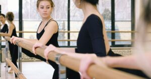 Pratique de la Barre dans un studio de danse, illustration du nouveau sport à Toulouse