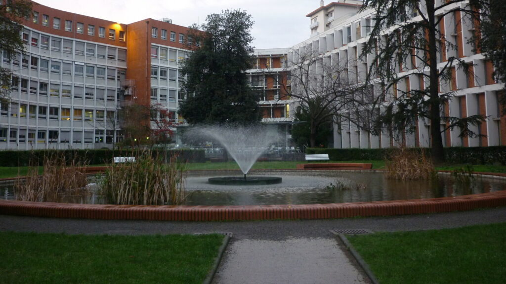 Cour intérieure de l’ancienne Cité administrative de Toulouse à Compans-Caffarelli