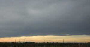 Nuage orographique observé à Toulouse avec les Pyrénées en arrière-plan