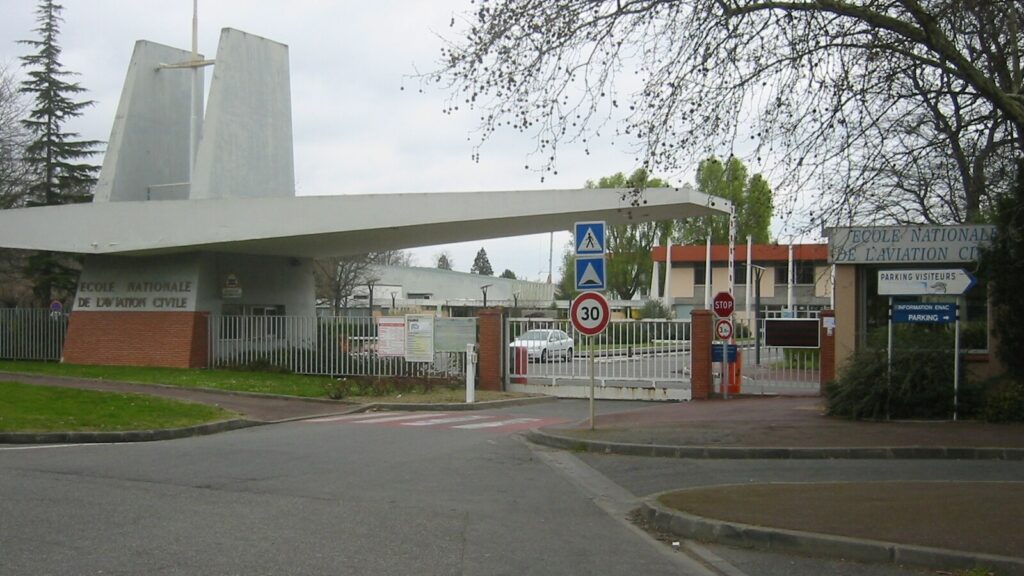 Entrée du campus de l’ENAC à Toulouse, où un drive étudiant a ouvert