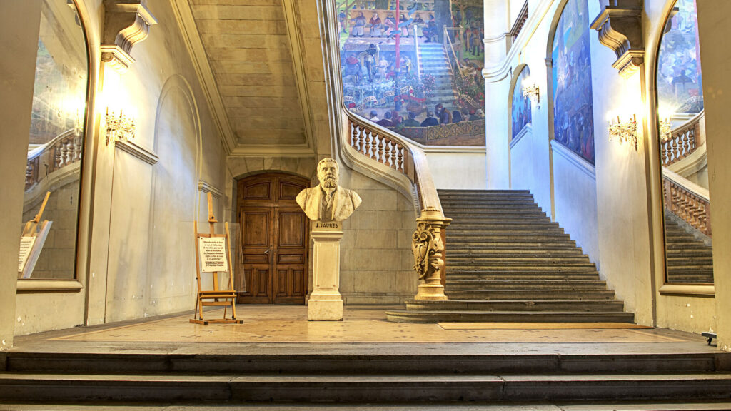 Escalier monumental en marbre du Capitole de Toulouse avec le buste de Jean Jaurès