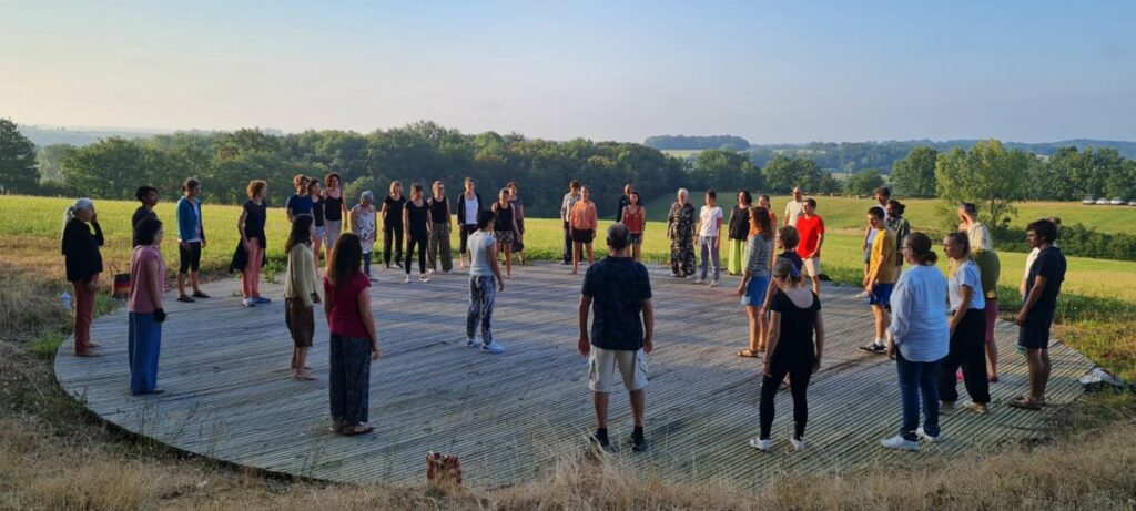 Groupe de pratiquants de Qi Gong réunis en cercle en plein air