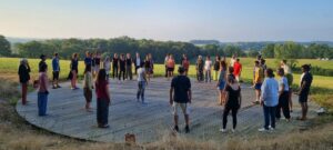 Groupe de pratiquants de Qi Gong réunis en cercle en plein air