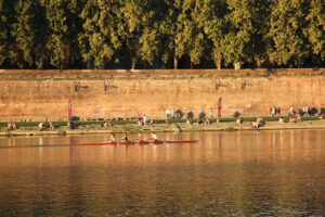 Rameurs en aviron sur la Garonne devant les quais de Toulouse