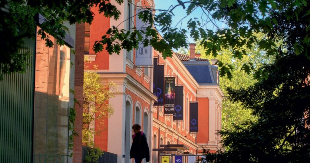 Façade réelle du Quai des Savoirs à Toulouse, lieu de la soirée avec gilets vibrants