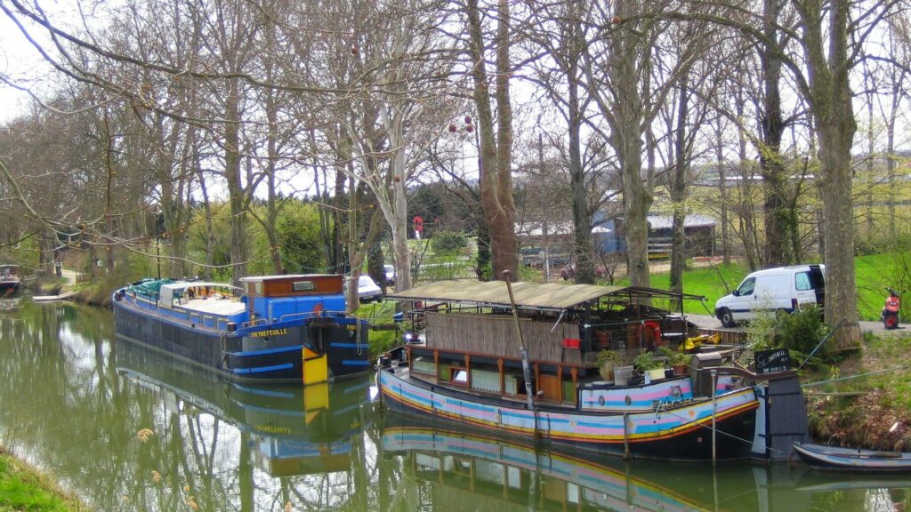 Péniches amarrées sur le canal du Midi à Toulouse