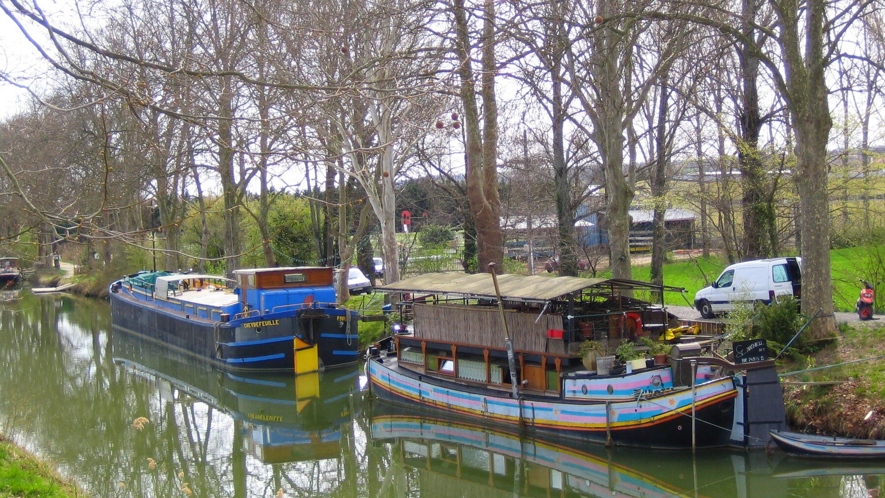 Péniches amarrées sur le canal du Midi à Toulouse