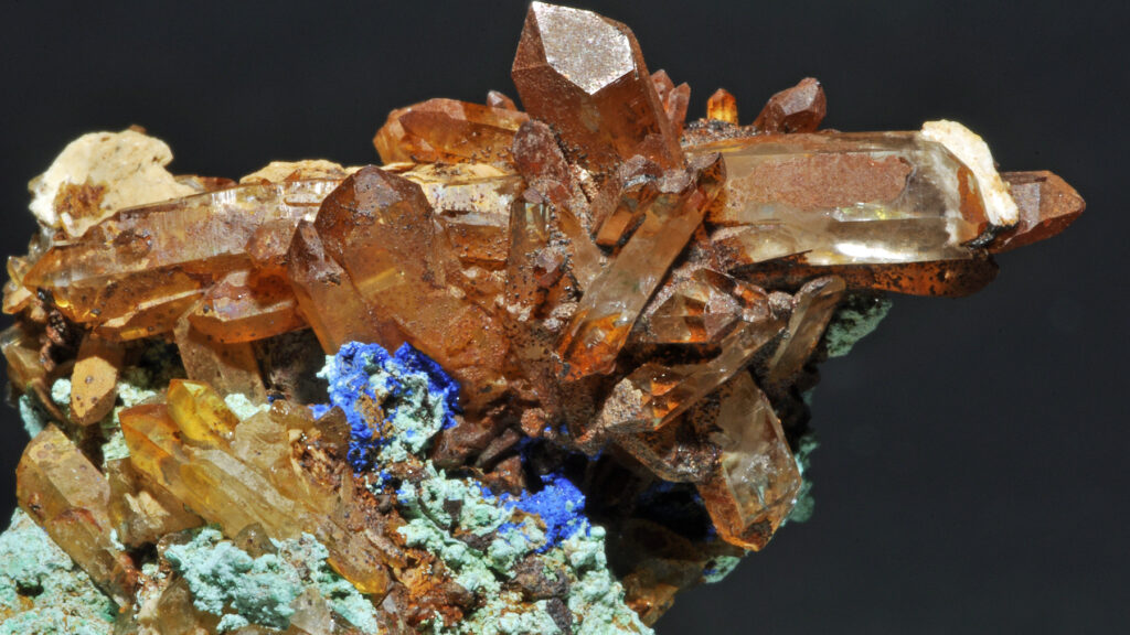 Quartz, azurite et malachite illustrant l’exposition Minéraux du Muséum de Toulouse