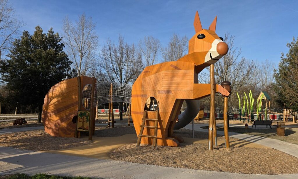 Grande aire de jeux en bois en forme d’écureuil au parc de la Marcaissonne à Toulouse