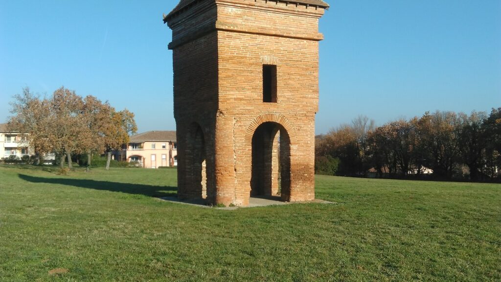 Pigeonnier du Perget en briques roses à Colomiers près de Toulouse