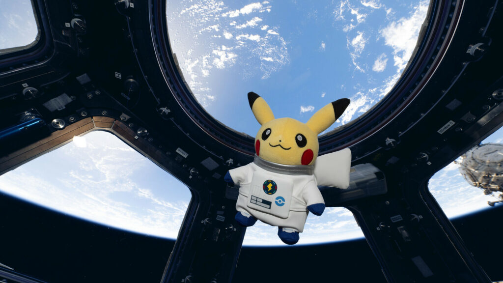Pikachu astronaute dans la Cupola de la Station spatiale internationale, exposition à Toulouse
