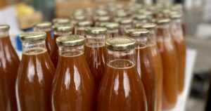 Bouteilles de jus de pomme issues du pressage de pommes hors calibre près de Toulouse